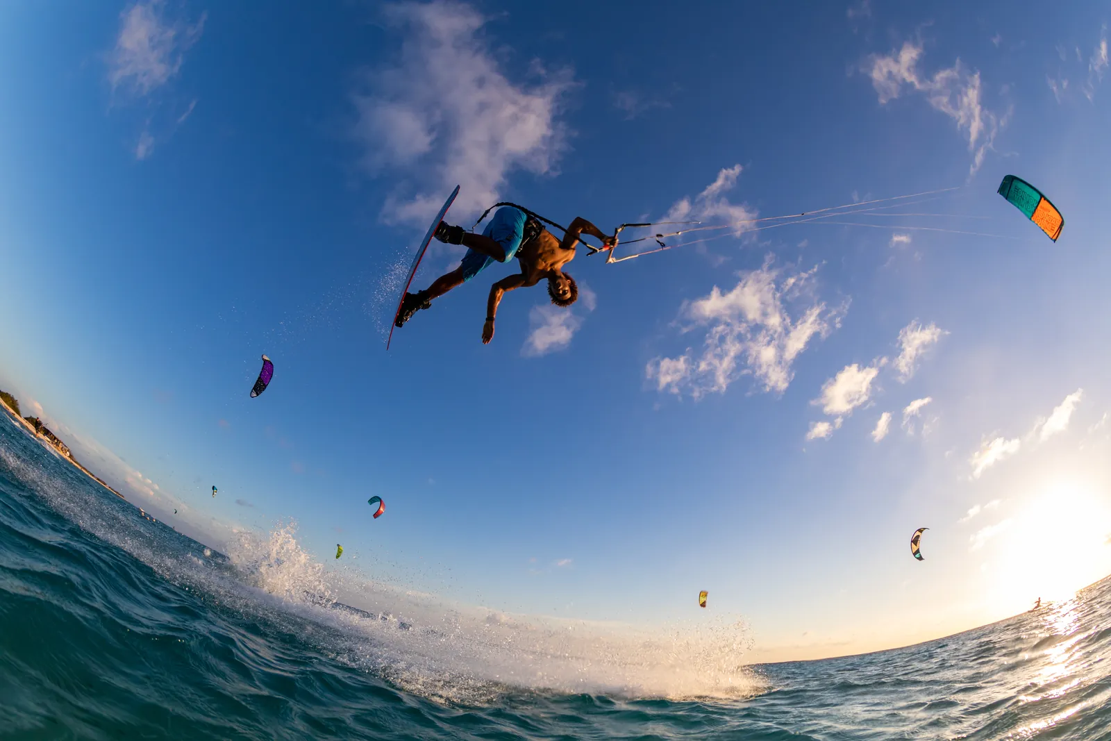 Kiter in salto durante una giornata di vento