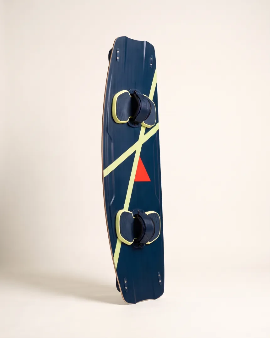Tavola twintip con pad, straps e pinne, fotografata in studio